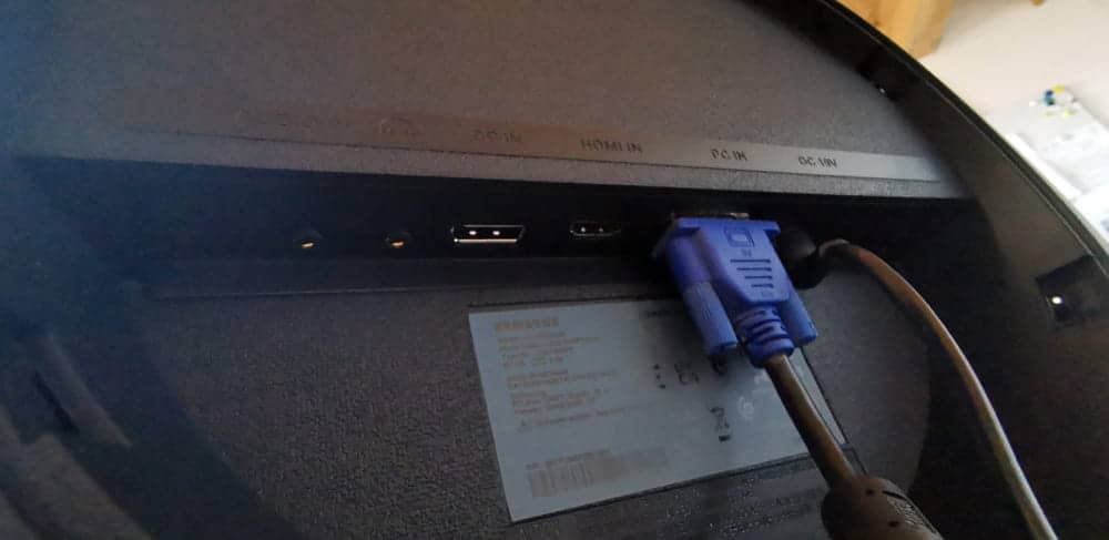Connectique complète : triple interface HDMI, DisplayPort et VGA