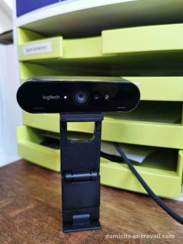 Exemple d'une webcam positionnée à l'autre bout du bureau.